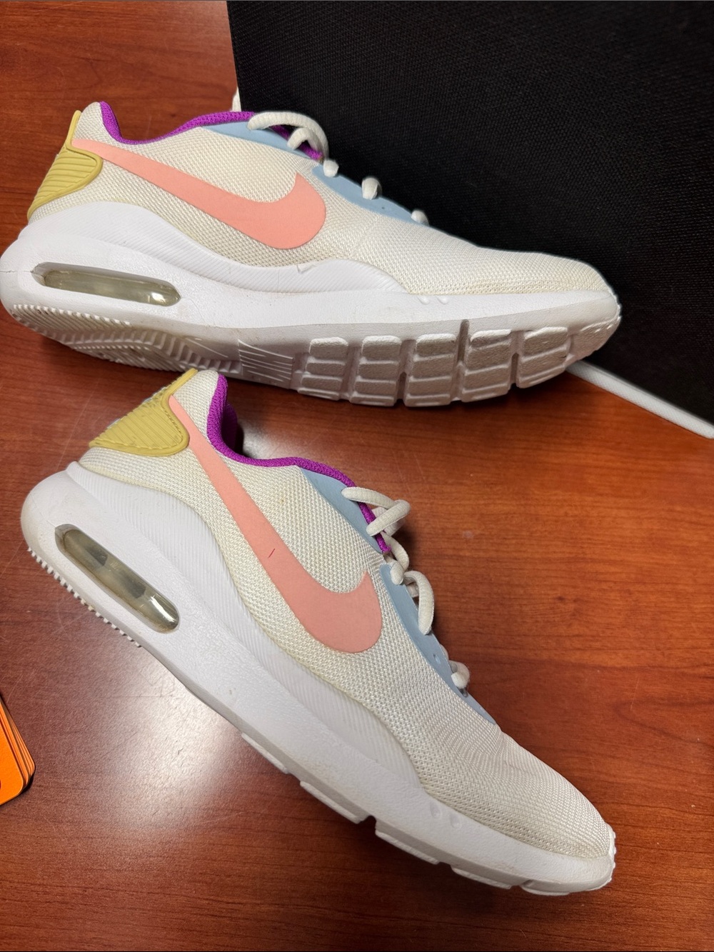 Nike sneakers size 7 // 092370